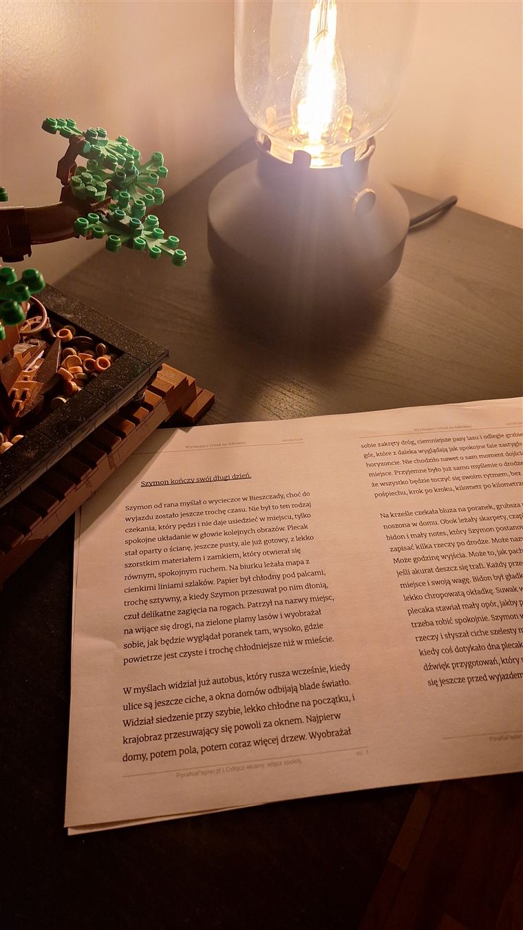 Wydrukowana bajka z Pora na Papier leży wieczorem na biurku przy zapalonej lampce